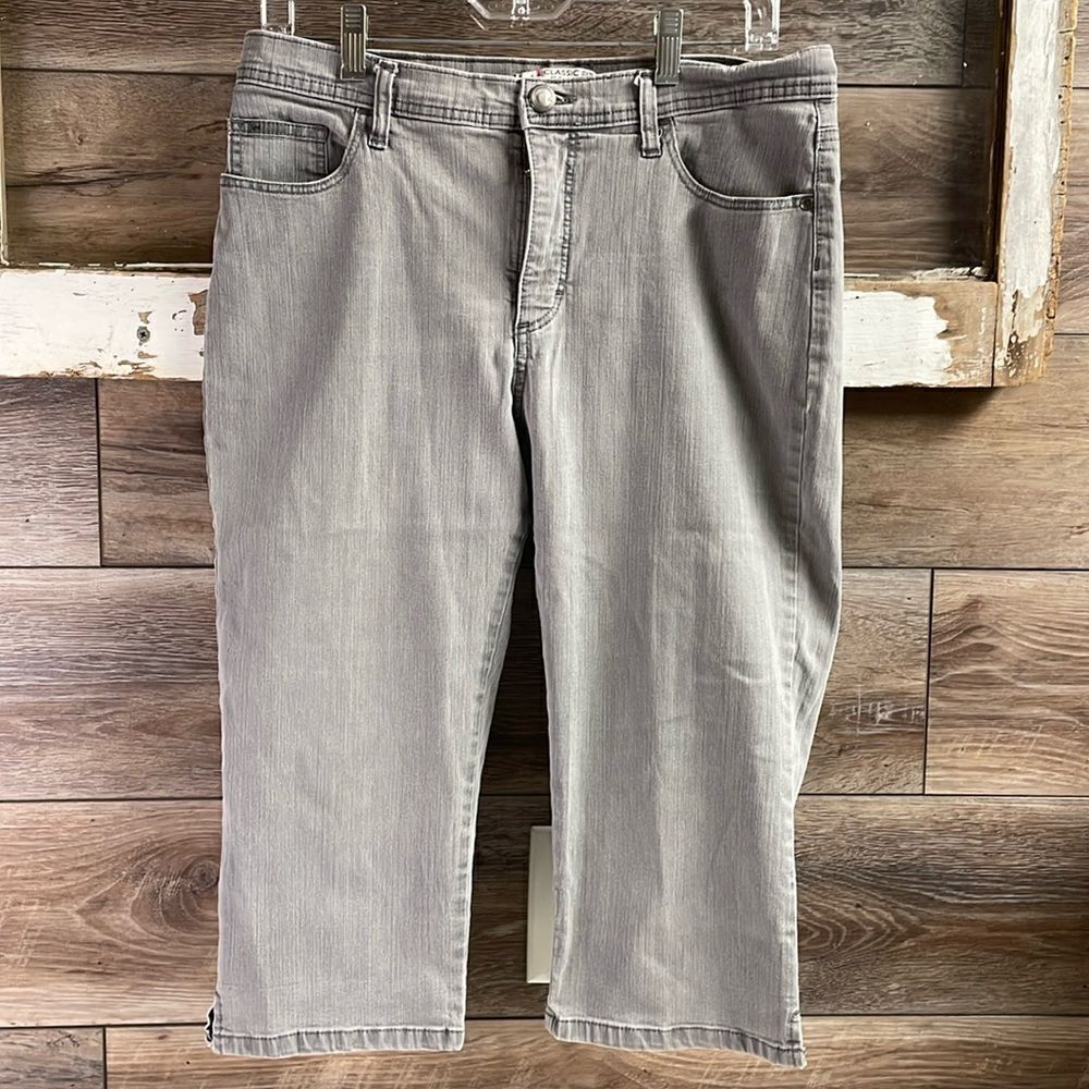 Lee Classic Fit At The Waist Ladies Capri Jeans, Size 32 Waist, Gray Washed